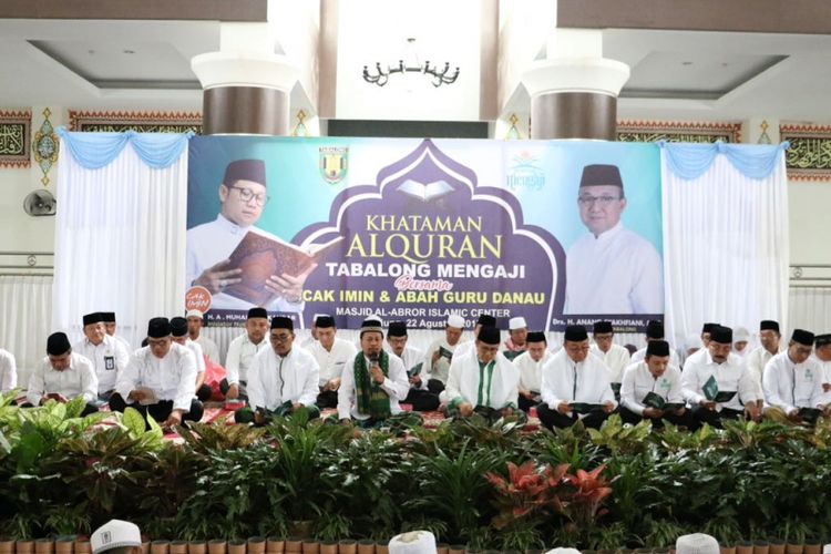 Inisiator Gerakan Nasional Nusantara Mengaji, A Muhaimin Iskandar, berbicara di sela acara khataman massal di Tabalong, Kalimantan Selatan, Selasa (22/8/2017).