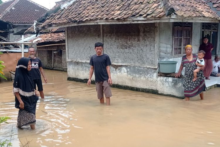 Masyarakat Desa Cibeureum Kecamatan Maja Kabupaten Lebak, Provinsi Banten siap mengungsi air karena Sungai Cibereum meluap dan menggenangi ratusan rumah di sejumlah permukiman di daerah itu, sejak Rabu (1/5/2024).