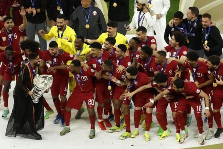 Penyerang Qatar, Hassan Al Haydos, berjalan dengan trofi Piala Asia 2023 guna berselebrasi di podium seusai laga final antara Yordania vs Qatar di Stadion Lusail pada 10 Februari 2024. Artikel ini berisi daftar penerima penghargaan Piala Asia 2023. 