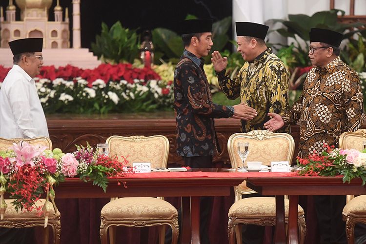 Presiden Joko Widodo (kedua kiri) didampingi Wakil Presiden Jusuf Kalla (kiri) menyapa Ketua DPR Bambang Soesatyo (kedua kanan) dan Ketua DPD Oesman Sapta Odang (kanan) sebelum acara buka puasa bersama dengan pimpinan lembaga tinggi negara di Istana Negara, Jakarta, Senin (6/5/2019). Momen tersebut juga dimanfaatkan Presiden menyampaikan rencana pemerintah memindahkan Ibu Kota.