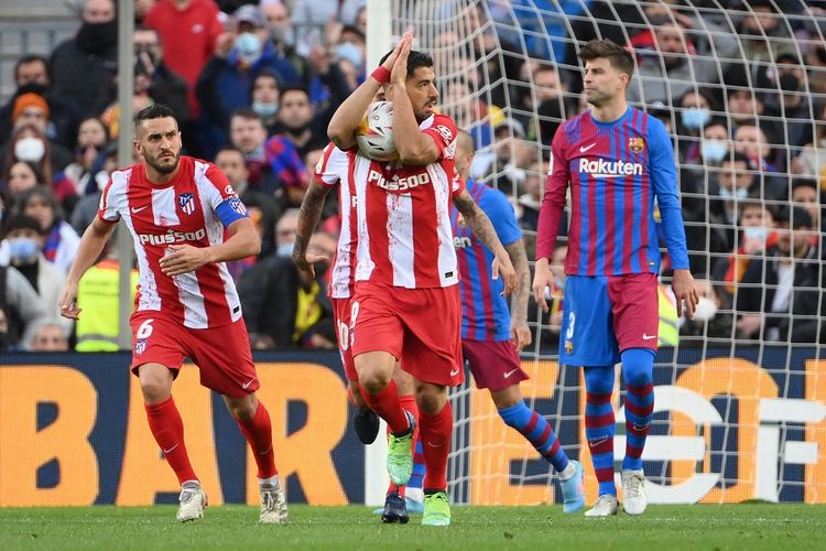 Striker Atletico Madrid Luis Suarez (mengapit bola) menunjukkan gesture minta maaf usai mencetak gol pada laga Barcelona vs Atletico Madrid di Stadion Camp Nou di Barcelona pada 6 Februari 2022.