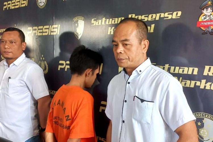 Pelaku pencabulan anak di kawasan Palmerah, Jakarta Barat dihadirkan dalam konferensi persi di Mapolres Metro Jakarta Barat, Rabu (17/5/2023). 