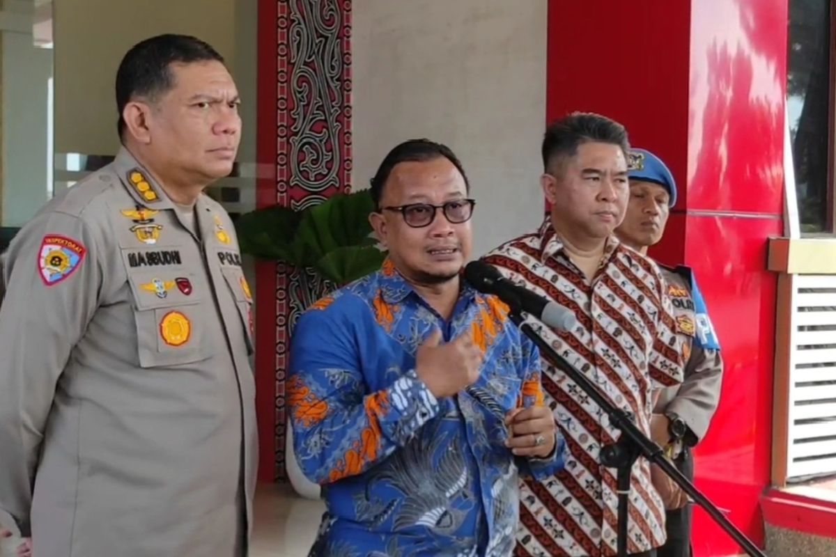 Komisioner Kompolnas, Chairul Anam saat menyampaikan keterangan pers di Mapolda Sumut, Jumat (9/5/2025). 