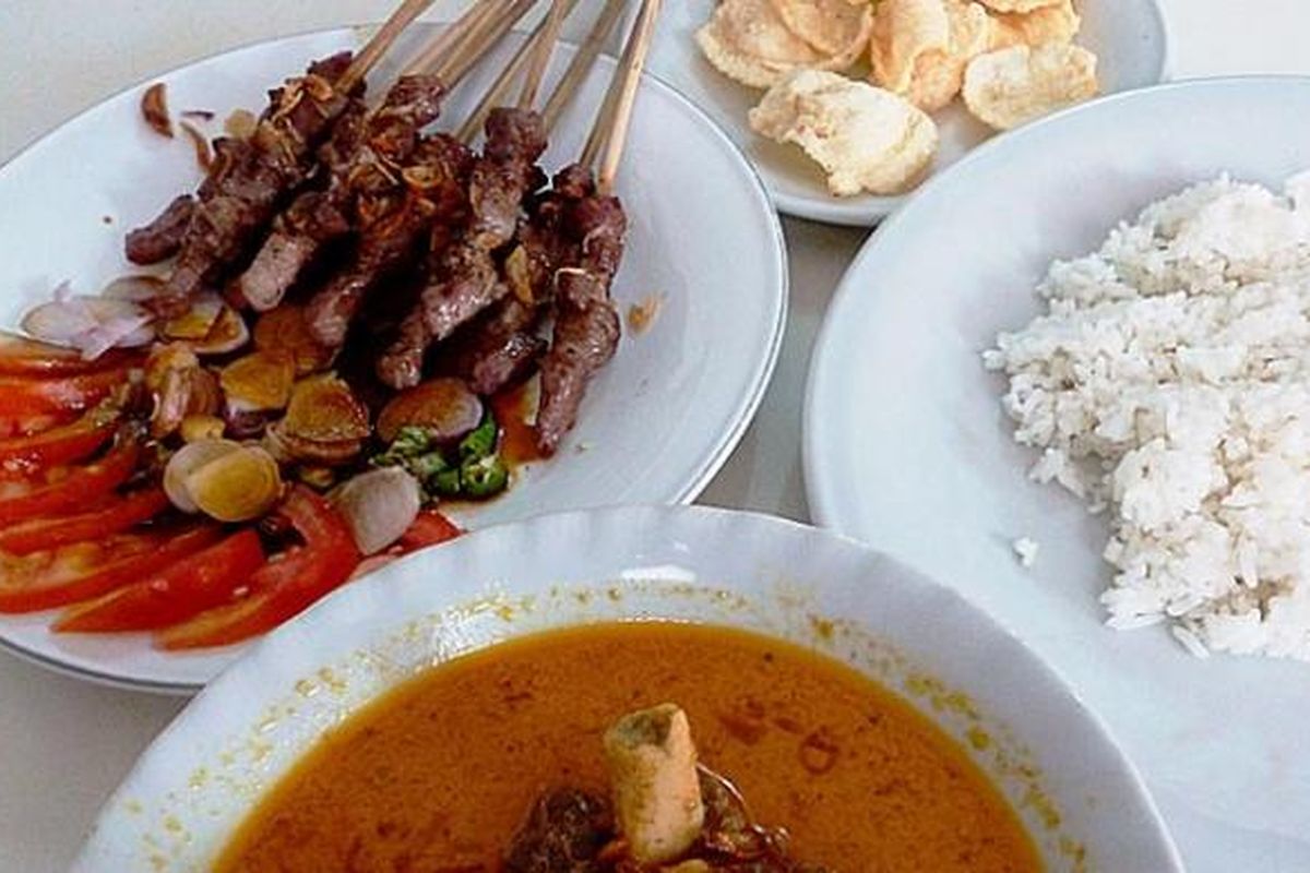 Seporsi sate kambing (10 tusuk), semangkuk gulai kambing, sepiring nasi putih, dan beberapa emping melinjo sebagai menu santap siang di Rumah Makan Sate Pak Rebing, Empang, Bogor Selatan, Kota Bogor.