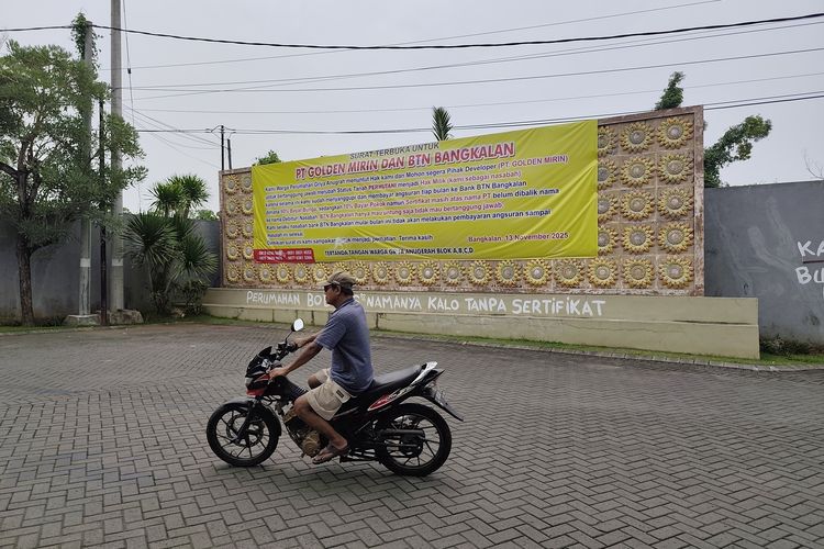 Surat terbuka dipasang warga di pintu masuk perumahan Griya Anugrah Bangkalan 