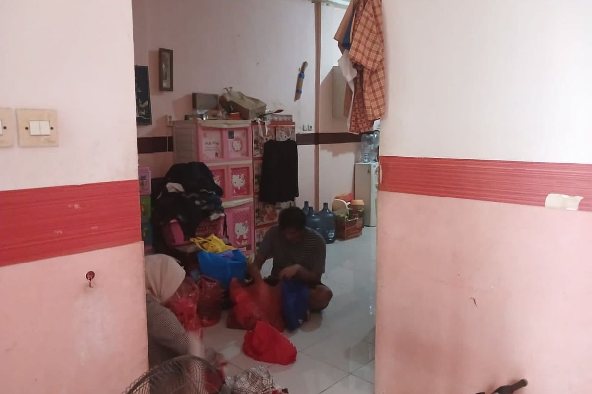 Penampakan rumah kontrakan keluarga Essel di Perumahan Grand Gresik Harmoni, Dusun Srembi, Desa Kembangan, Kabupaten Gresik, Jawa Timur.