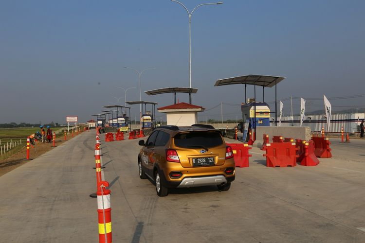 Kendaraan melintas di gardu tol darurat yang telah terpasang di Tol Pemalang-Batang, Jawa Tengah, Sabtu (2/6/2018). Tol tersebut akan difungsionalkan pada arus mudik lebaran 2018.