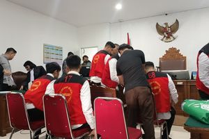Tundukkan Kepala di Depan Keluarga Korban, 6 Polisi Terdakwa Pengeroyokan Matel hingga Tewas Minta Maaf