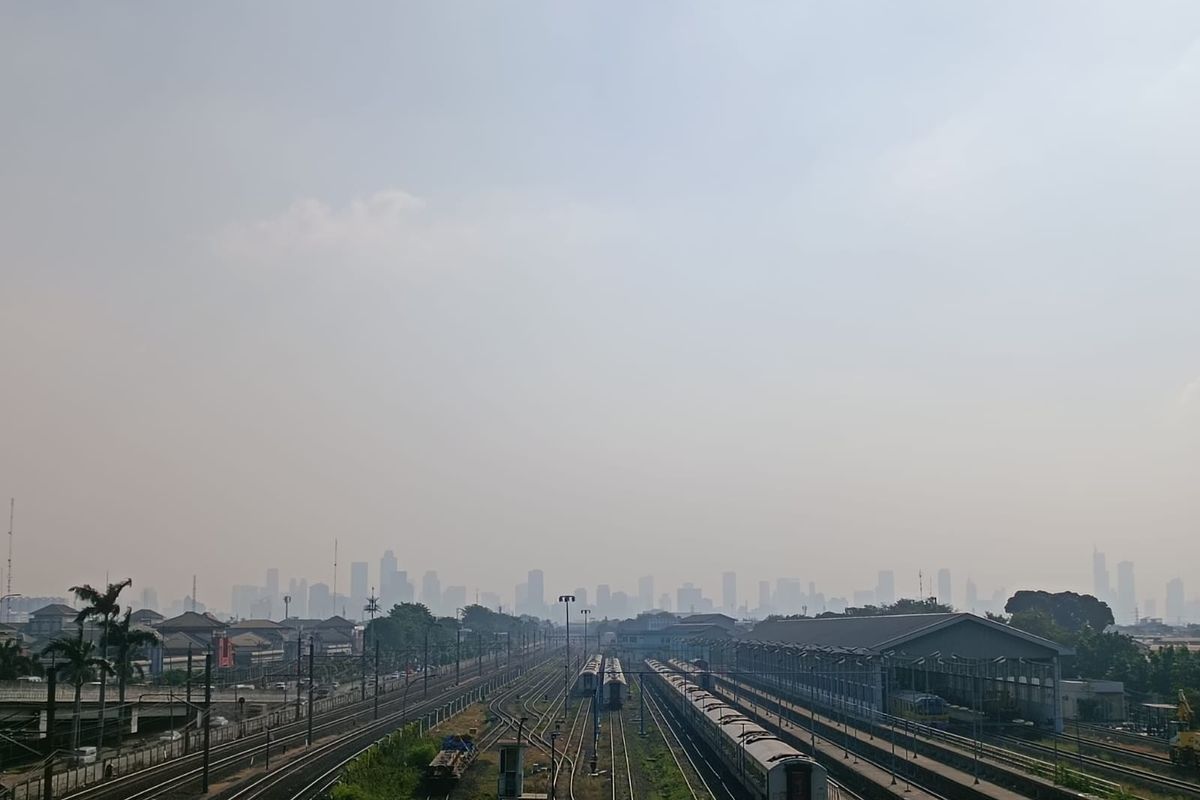 Pemandangan gedung pencakar langit yang terlihat dari atas flyover Cipinang di Jatinegara, Jakarta Timur, Kamis (24/8/2023) sore. Pemandangannya tertutup kabut polusi udara.