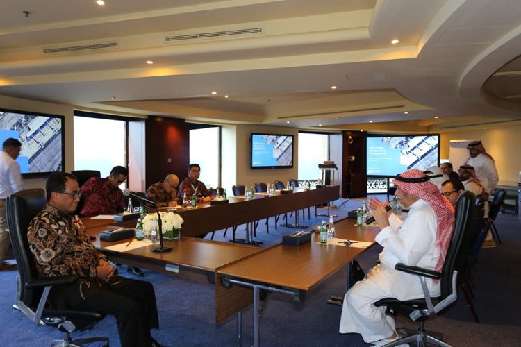Menhub Budi Karya Sumadi melakukan pertemuan dengan CEO Port Projects Management & Development Co. Ltd (PPMDC) Adnan M.T Al-Saggaf di Jeddah, Arab Saudi pada Sabtu (2/12/2023).