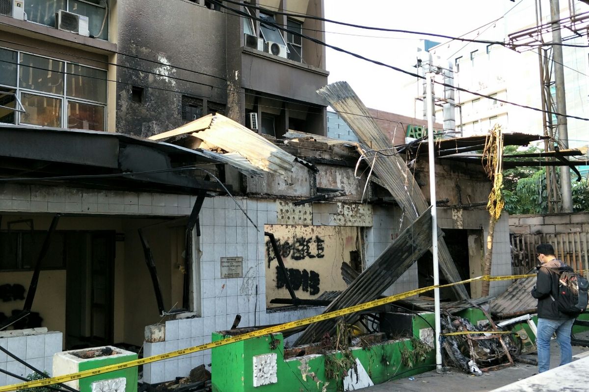 Tampak Pos Polisi Sabang di Jalan KH. Wahid Hasyim, Jakarta Pusat porak poranda usai dihancurkan massa yang demo di Kantor Bawaslu RI, tepatnya dinperempatan Sarinah, Kamis (23/5/2019).