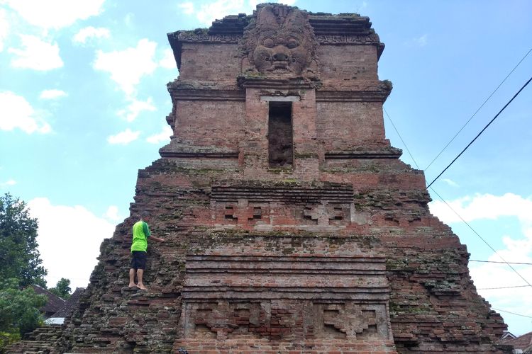 Juru Pelihara Candi Ngetos Aris Trio Effendi membersihkan rumput yang tumbuh di Candi Ngetos, Minggu (14/3/2021). Candi ini merupakan tempat pendharmaan Raja Hayam Wuruk.