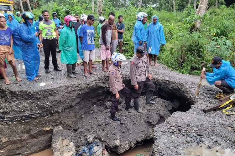 Jalan Lintas Seram di desa Nuruwe, kecamatan kairatu Barat, kabupaten Seram bagian Barat, Maluku ambles saat hujan deras mengguyur wilayah tersebut pada Rabu petang (24/8/2022)