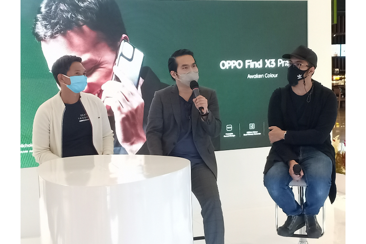 CCO Oppo Indonesia Patrick Owen sedang menjabarkan fitur dan teknologi Oppo Find X3 Pro 5G. 