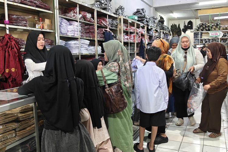 Berburu Baju Sekolah di Makassar, Banyak Orangtua Kehabisan Ukuran