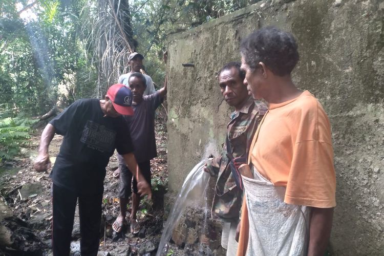 Pipa air bersih di bak penampung air milik warga Desa Sapaen, Kecamatan Biboki Utara, Kabupaten Timor Tengah Utara (TTU), Nusa Tenggara Timur, yang diduga dirusak anggota DPRD TTU.