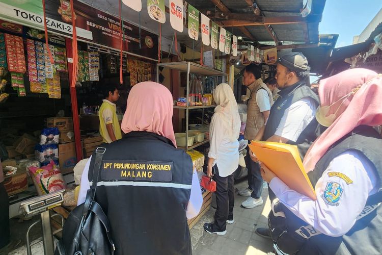 UPT Perlindungan Konsumen Disperindag Provinsi Jawa Timur menggelar uji sampel MinyaKita untuk mengetahui volume minyak dalam kemasan MinyaKita di Pasar Besar Kota Pasuruan, Rabu (12/03/2025).