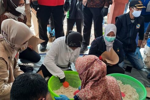 Kunjungi Korban Banjir Jember, Risma Bantu Masak di Dapur Umum