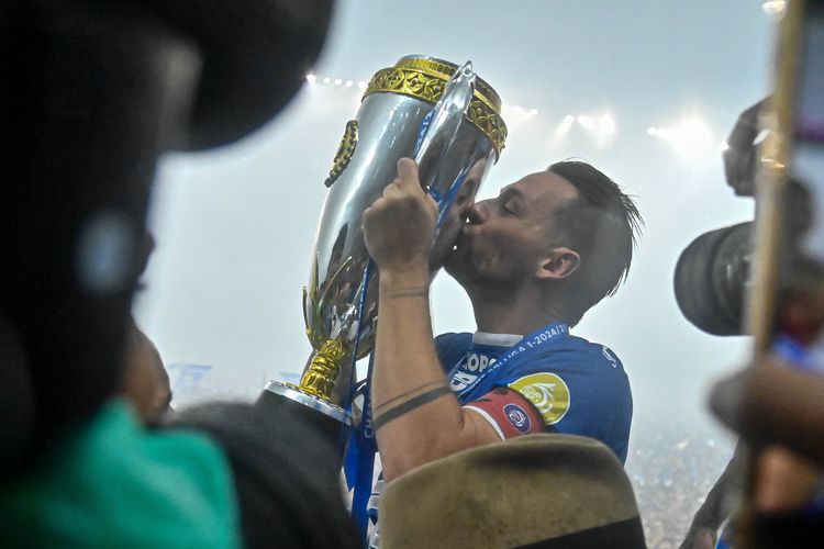 Kapten Persib Bandung Marc Klok mencium piala Liga 1 2024-2025 di Stadion Gelora Bandung Lautan Api (GBLA), Sabtu (24/5/2025).