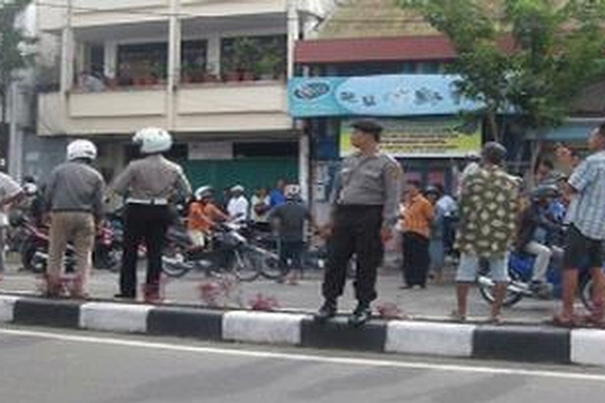 Puluhan polisi berjaga-jaga di salah satu sudut kota Tarakan, Kalimantan Timur, Senin (27/9/2010). Bentrok yang terjadi membuat aktivitas kota lumpuh. Toko-toko memilih tutup lebih awal. 