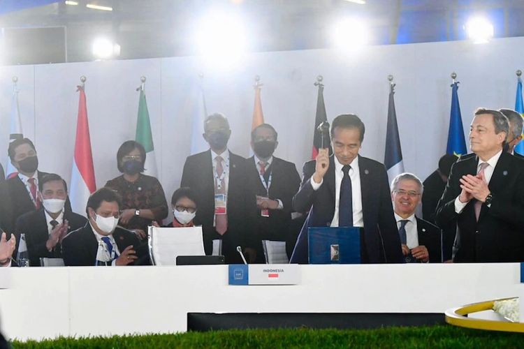 Perdana Menteri Italia Mario Draghi secara simbolis menyerahkan palu kepada Presiden Joko Widodo pada penutupan pertemuan G20 di Roma.