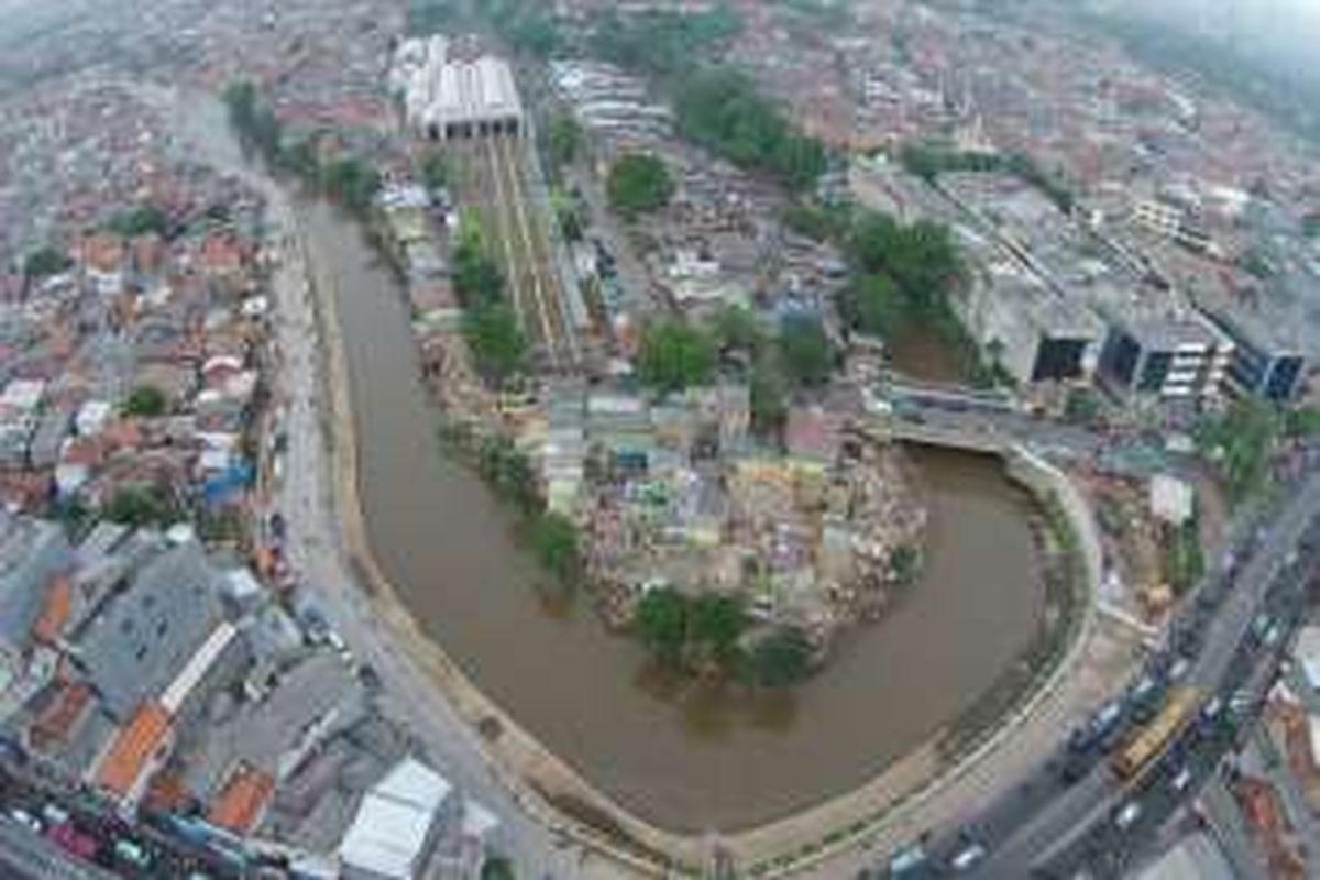 Proses pembongkaran rumah warga Bukit Duri, Tebet, Jakarta Selatan, Rabu (28/9/2016). Pemerintah Provinsi DKI Jakarta menggusur bangunan yang berbatasan langsung dengan Sungai Ciliwung dan akan merelokasi warga ke Rusunawa Rawa Bebek.