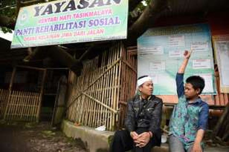 Bupati Purwakarta Dedi Mulyadi (kiri) di Panti Rehabilitasi Sosial Yayasan Mentari Hati, Kota Tasikmalaya, Jawa Barat.