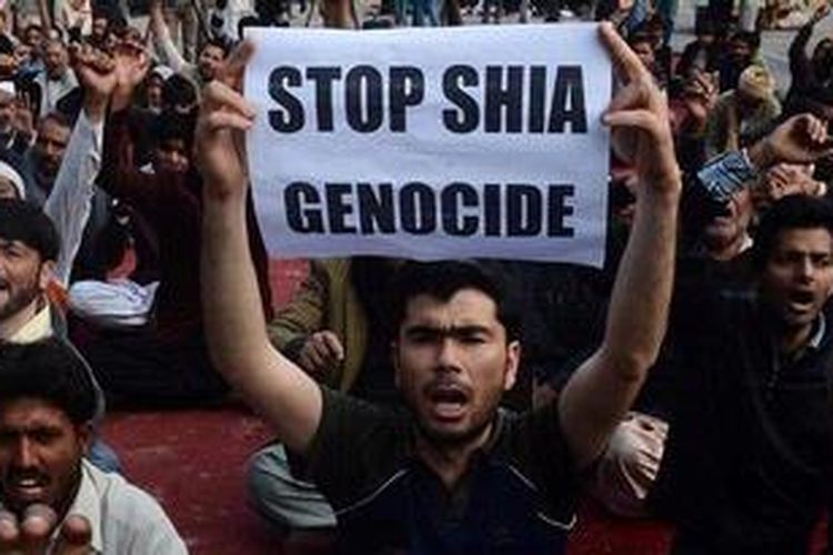 Seorang warga Syiah Pakistan mengangkat sebuah poster bertuliskan "Hentikan genosida Syiah" dalam unjuk rasa di kota Quetta. Dalam beberapa hari terakhir gelombang kekerasan menimpa warga minoritas Syiah, termasuk ledakan bom yang menewaskan 89 orang.