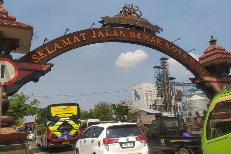 Kondisi kemacetan di Jalan Pantura Demak-Semarang, Jawa Tengah.