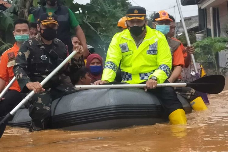 Dandim 0604/Karawang Medi Hariyo Wibowo, Kapolres Karawang AKBP Rama Samtama Putra dan Kepala Pelaksana BPBD Karawang Yasin Nasrudin ikut turun langsung mengevakuasi warga di Perumahan Bumi Mutiara Indah 1, Desa Dawuan Tengah Kecamatan Cikampek, Minggu (7/1/2021).