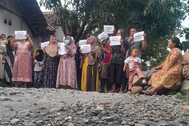 Warga Dusun Kamal Dua, Desa Kamal, Kecamatan Larangan, Brebes, Jawa Tengah  membentangkan beragam kertas bertuliskan protes terkait kondisi jalan poros rusak parah di desa mereka, Senin (25/8/2025). (Dok. Warga Kamal Brebes)