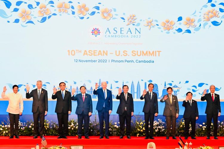 Presiden Joko Widodo dalam dialog KTT ASEAN-AS yang dihadiri pemimpin ASEAN dan Presiden AS Joe Biden di Hotel Sokha, Phnom Penh, Sabtu, (12/11/2022)