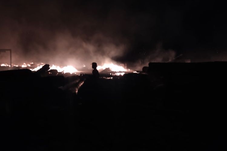 Kondisi pabrik kayu yang hangus terbakar di Jalan Lasem-Rembang KM. 5 Punjulharjo, Kecamatan Rembang, Kabupaten Rembang, Sabtu (26/8/2023)