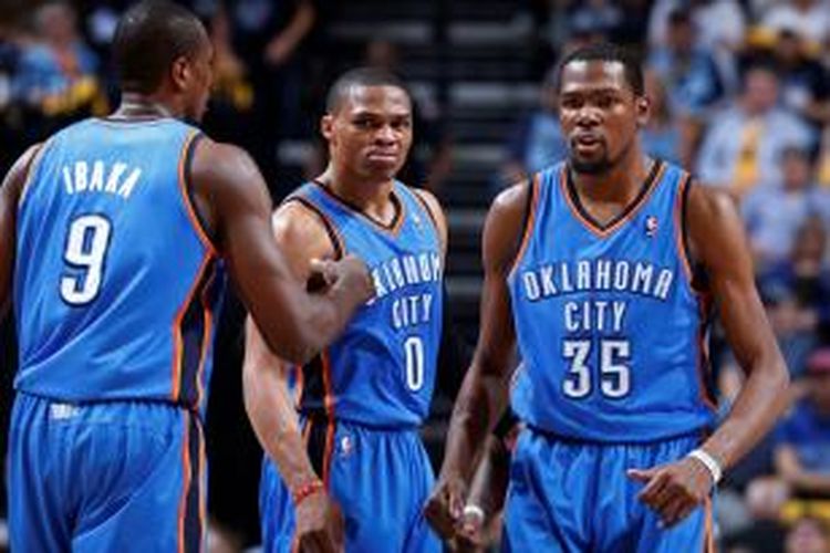 Para pemain Oklahoma City Thunder, Kevin Durant (kanan), Russell Westbrook (tangah), dan Serge Ibaka bereaksi saat bertemu Memphis Grizzlies pada laga keenam babak play-off Wilayah Barat di FedEx Forum, Kamis (1/5/2014). Thunder menang 104-84.