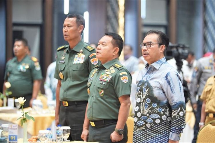 Kasad Jenderal TNI Dudung Abdurachman dan Kepala BKKBN Dr (HC) dr Hasto Wardoyo, SpOG (K) dalam pembukaan Pelatihan Teknis Percepatan Penurunan Stunting bagi Tim Fasilitator Kodim se-Indonesia. 