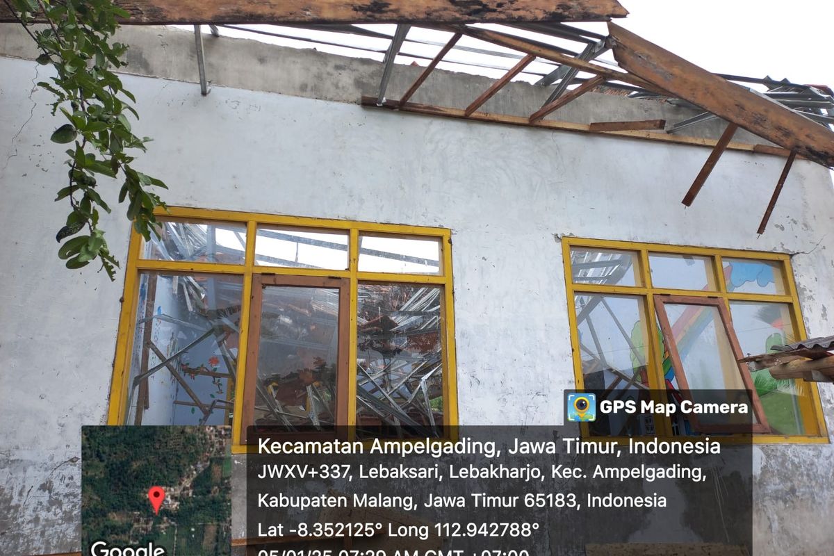 Kondisi SDN 04 Lebakharjo pasca atapnya ambruk.