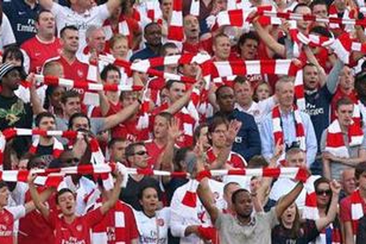 Suporter Arsenal menyaksikan pertandingan Premier League, antara tim kesayangan mereka dan Manchester United, di Old Trafford, Minggu (28/8/2011).