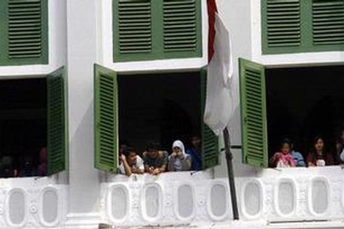 Pengunjung menikmati pemandangan dari lantai dua Museum Sejarah Jakarta, Jakarta Barat, Kamis (24/9). Kawasan Kota Tua yang juga terdapat Museum Seni Rupa dan Keramik, serta Museum Wayang itu ramai dikunjungi pada liburan lebaran. 