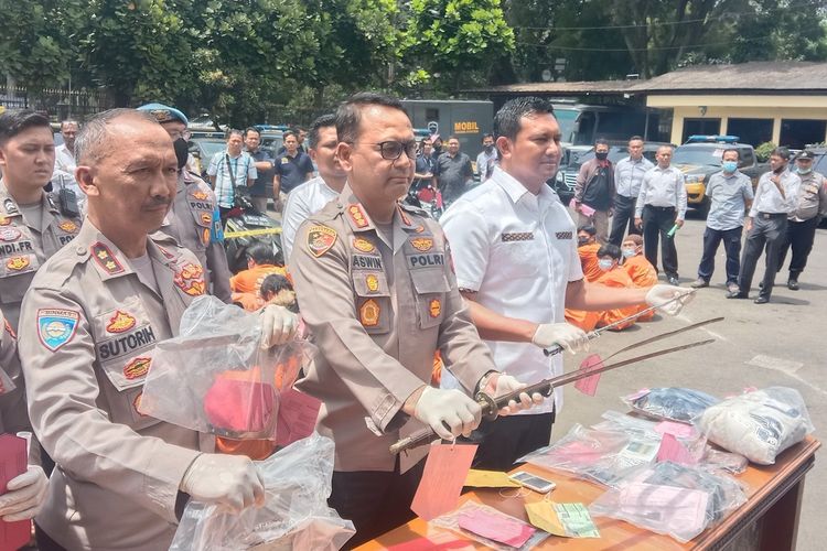 Kapolrestabes Bandung Kombes Aswin Sipayung tengah mengumpulkan 72 pelaku kejahatan yang ditangkap selama akhir bulan Desember 2022 hingga pertengahan Januari 2023 ini.