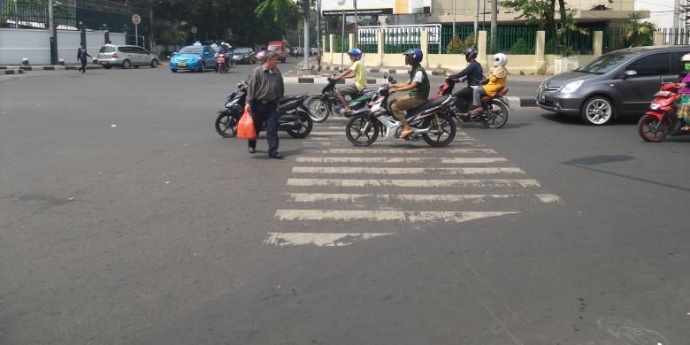 Sejumlah pengendara sepeda motor di Jakarta yang berhenti di depan garis pembatas. Selain mengganggu penyebrang yang hendak melintas di zebra cross, perilaku ini juga merupakan salah satu penyebab kemacetan di Jakarta karena kendaraan yang berhenti di depan garis pembatas menghalangi arus kendaraan dari arah yang lainnya.