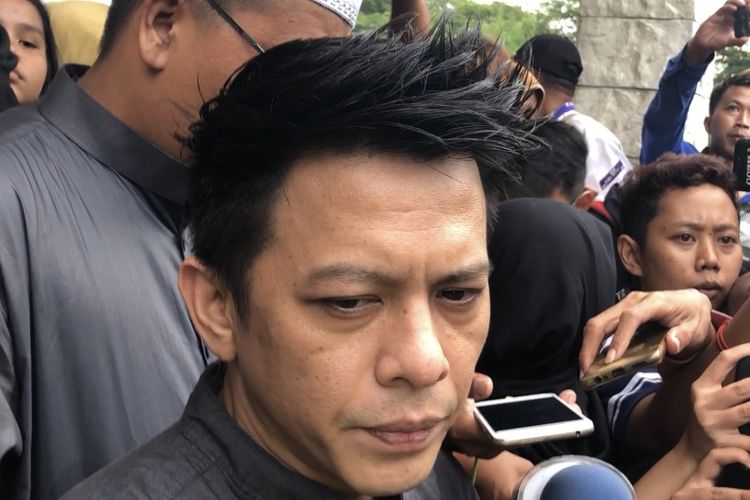 Ariel turut hadir di pemakaman Asraf Sinclair di San Diego Hills Karawang, Jawa Bara pada Selasa (18/2/2020). 