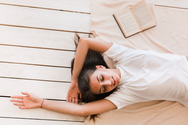 Floor Time, Tren Rebahan di Lantai yang Bermanfaat untuk Kesehatan Mental