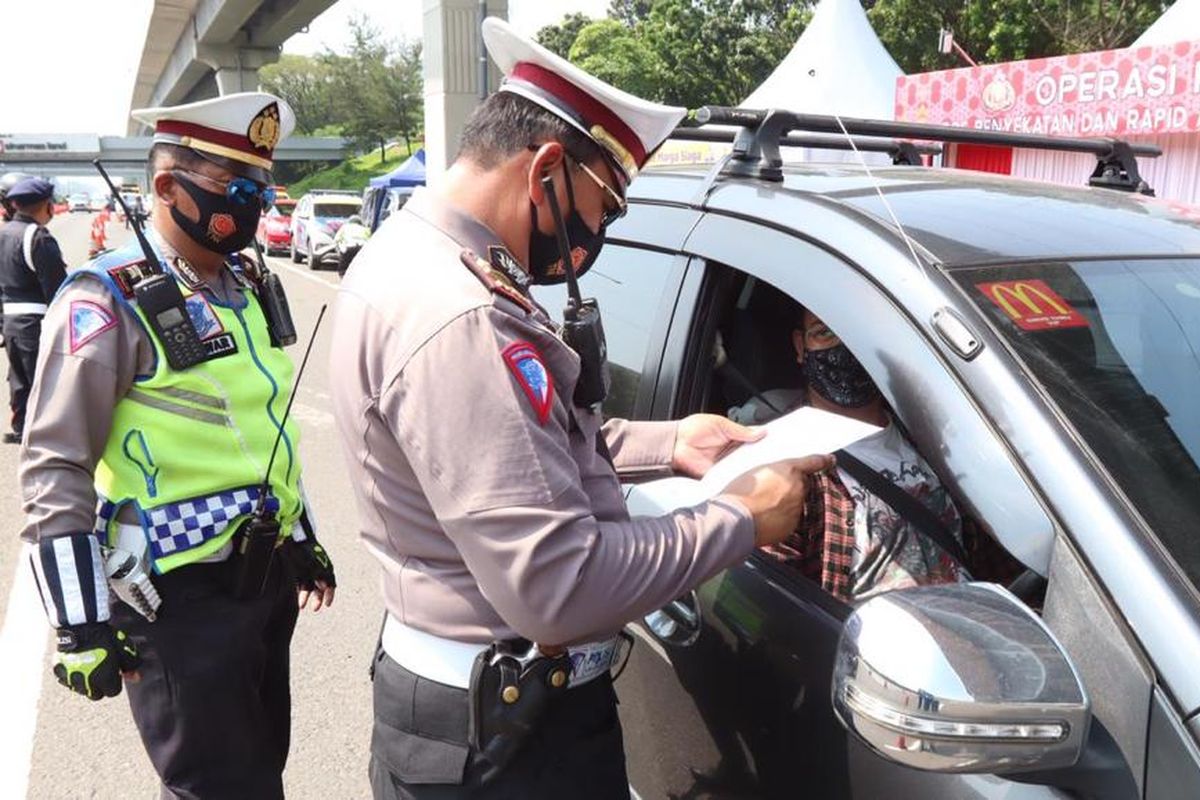 Pemeriksaan dokumen di jalan tol oleh pihak kepolisian.