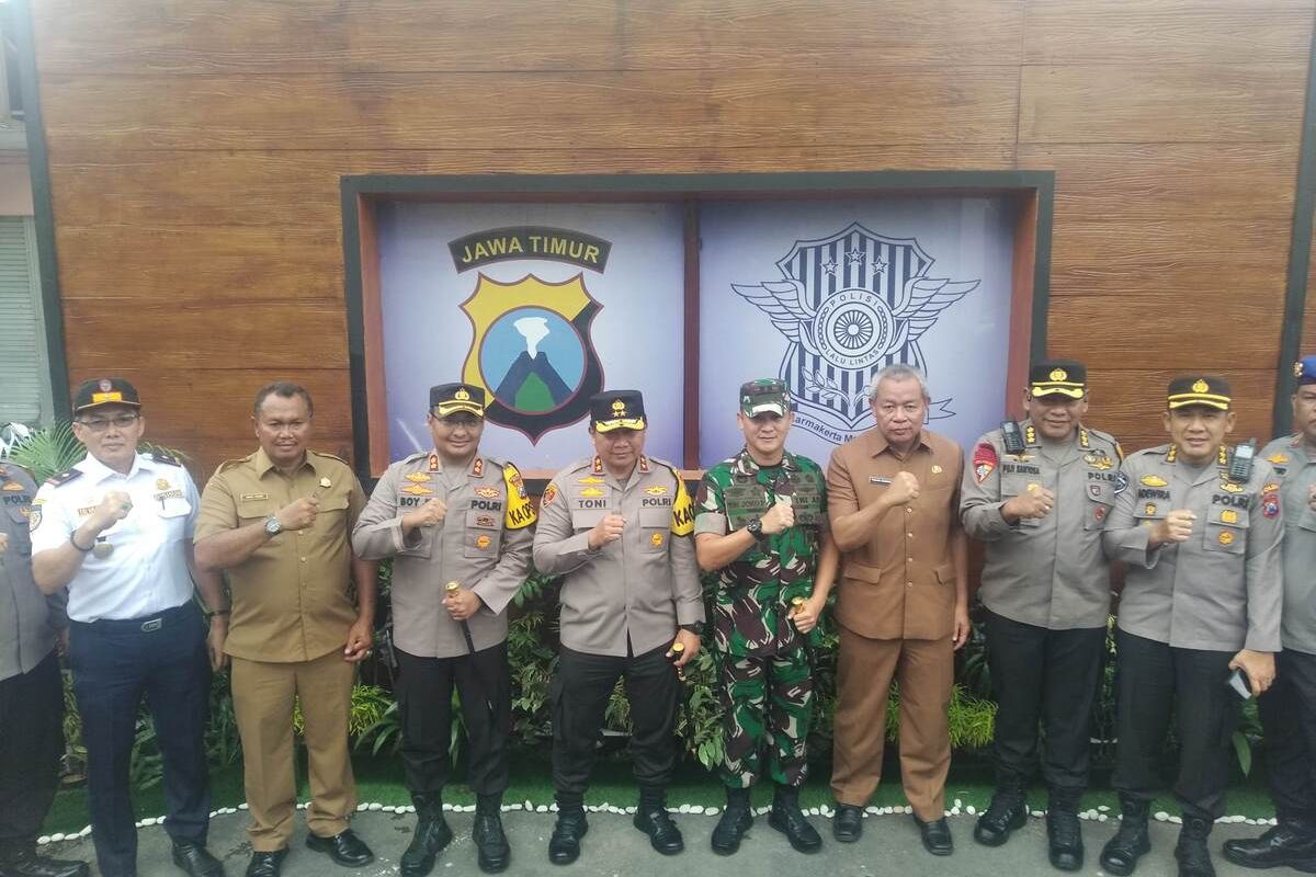 Kapolda Jatim Irjen Pol Toni Harmanto saat meninjau Pos Pelayanan Pujahito di Kabupaten Nganjuk, Senin (26/12/2022)