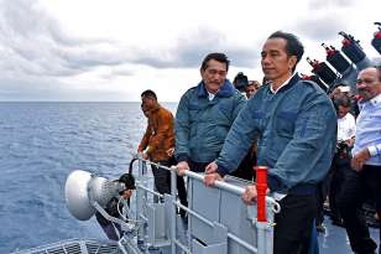 Presiden Joko Widodo meninjau kawasan perairan Natuna dari atas KRI Imam Bonjol, Kamis (23/6/2016).