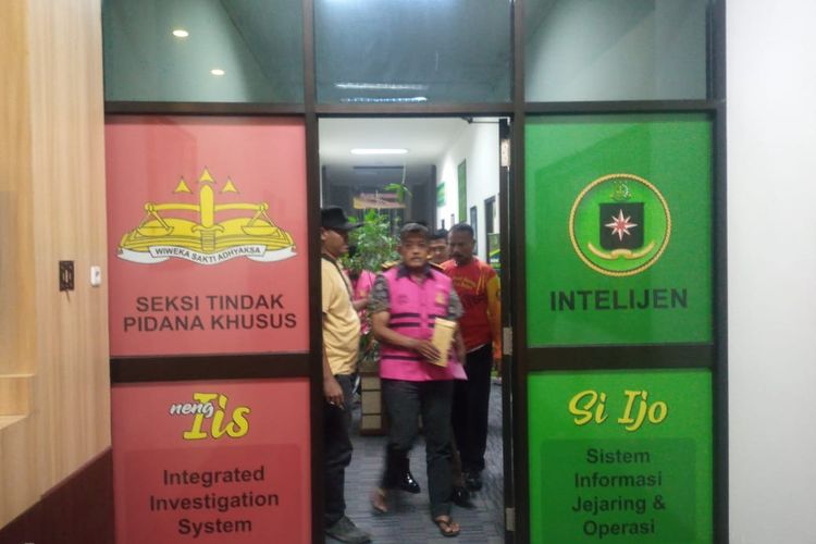 Salah satu tersangka kasus pungli restribusi tanah di Pasuruan saat digelandang di Kejaksaan Negeri Kabupaten Malang, Kamis (15/6/2023).