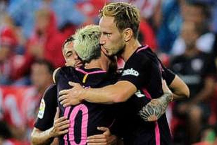 Ivan Rakitic merayakan gol Barcelona ke gawang Athletic Bilbao di Stadion San Mames, Minggu (28/8/2016). 