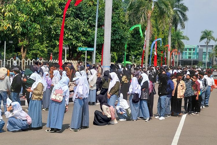 Antrean vaksinasi Covid-19 pelajar yang mengular di Pusat Pemerintahan Kota (Puspemkot) Tangerang, Kamis (2/9/2021).