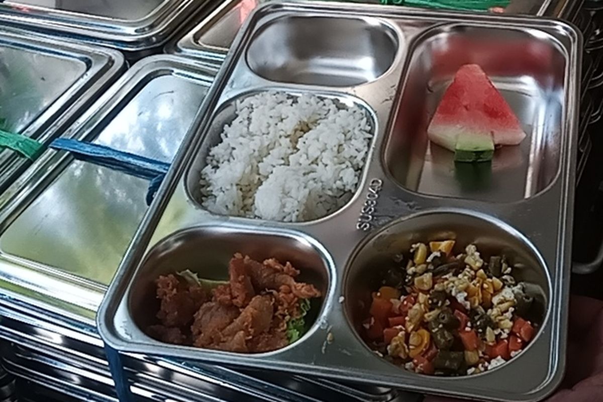 Siswa siswi SMPN 26 Bandung tengah menikmati program makanan siang gratis , Senin (6/1/2025).