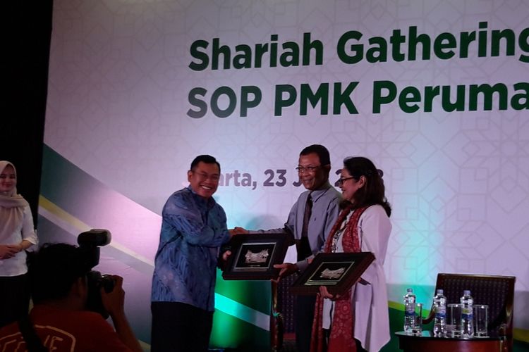 Direktur Utama SMF Ananta Wiyogo dan Dirjen Pembiayaan Perumahan Kementerian PUPR Lana Winayanti saat peluncuran Standar Prosedur Operasi Pembiayaan Modal Kerja Konstruksi (SPO PMK) Perumahan Syariah di Jakarta, Senin (23/7/2018). 